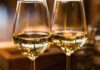 bicchieri di vino bianco
