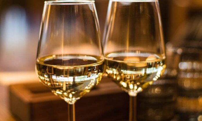 bicchieri di vino bianco