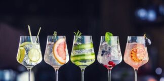 cocktail con gin al mirtillo